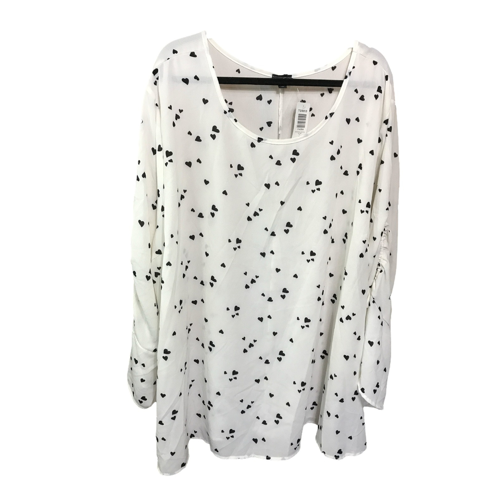 Torrid White with Black Heart Pattern Scope Neck Women's Shirt‎
